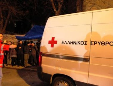 Αναρχικοί έριξαν μπογιές στα γραφεία του Ερυθρού Σταυρού στην Πάτρα (βίντεο)